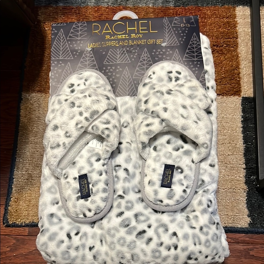 RACHEL Rachel Roy White and Black Slipper and Blanket Set